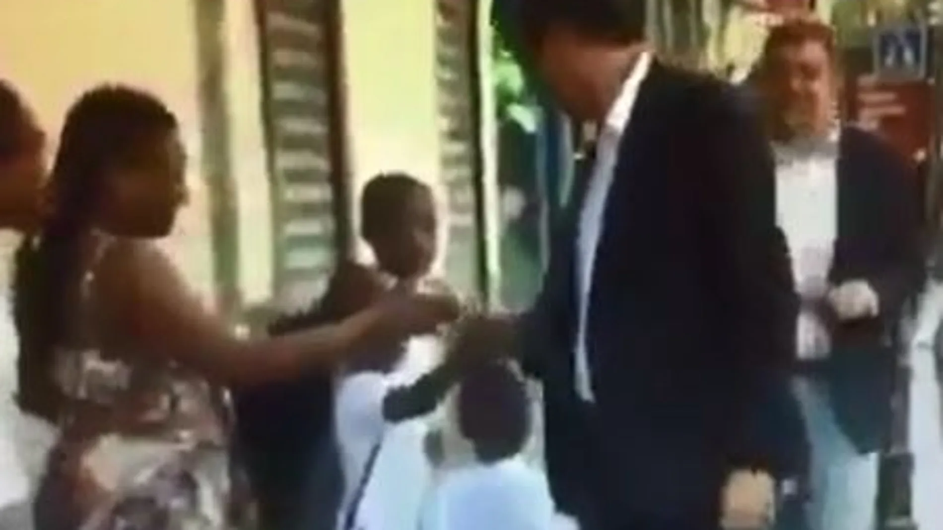 Imagen del vídeo en el que Pedro Sánchez saluda a dos personas de raza negra