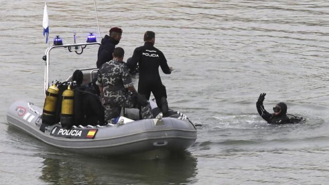 Buzos del Grupo Especial de Operaciones (GEO) de la Policía Nacional, durante una operación de búsqueda de un cadáver