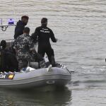 Buzos del Grupo Especial de Operaciones (GEO) de la Policía Nacional, durante una operación de búsqueda de un cadáver