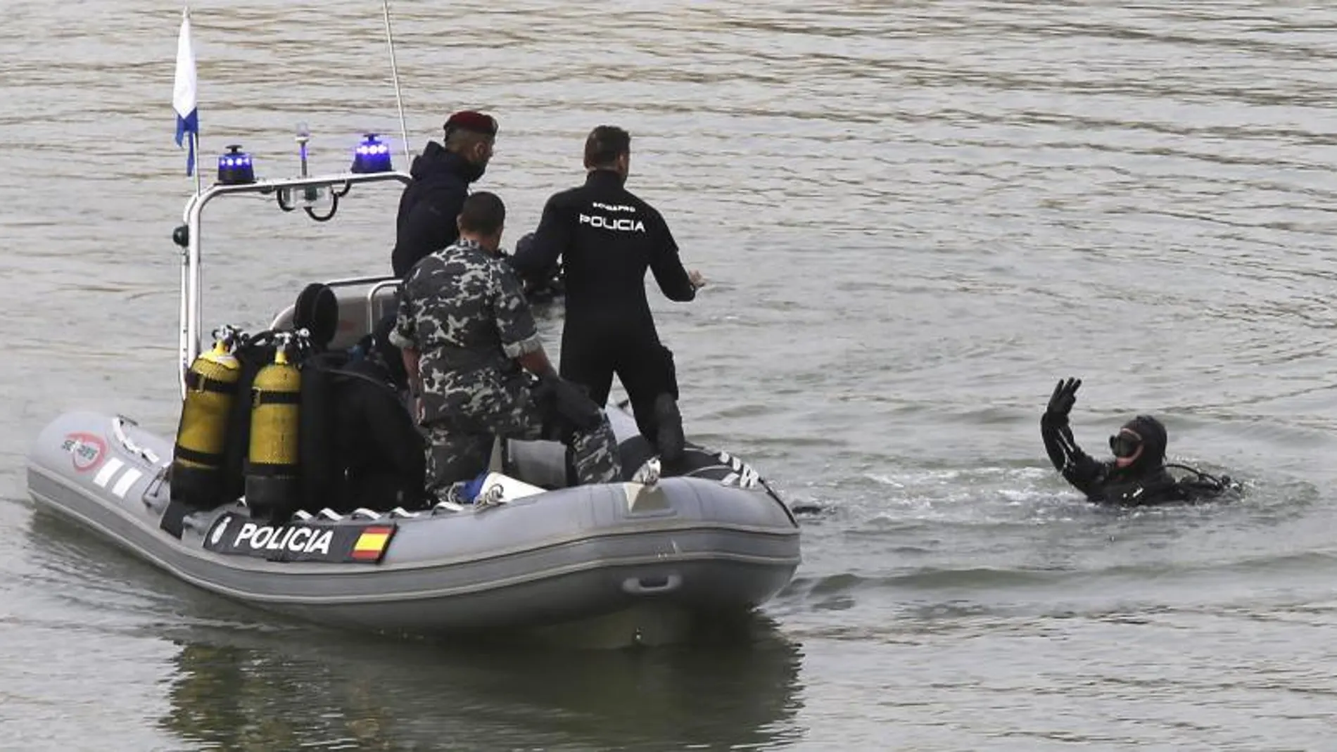 Buzos del Grupo Especial de Operaciones (GEO) de la Policía Nacional, durante una operación de búsqueda de un cadáver