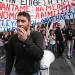 Manifestantes contrarios a los ajustes fiscales y de las pensiones se congregaron ayer frente a la ateniense plaza Sintagma