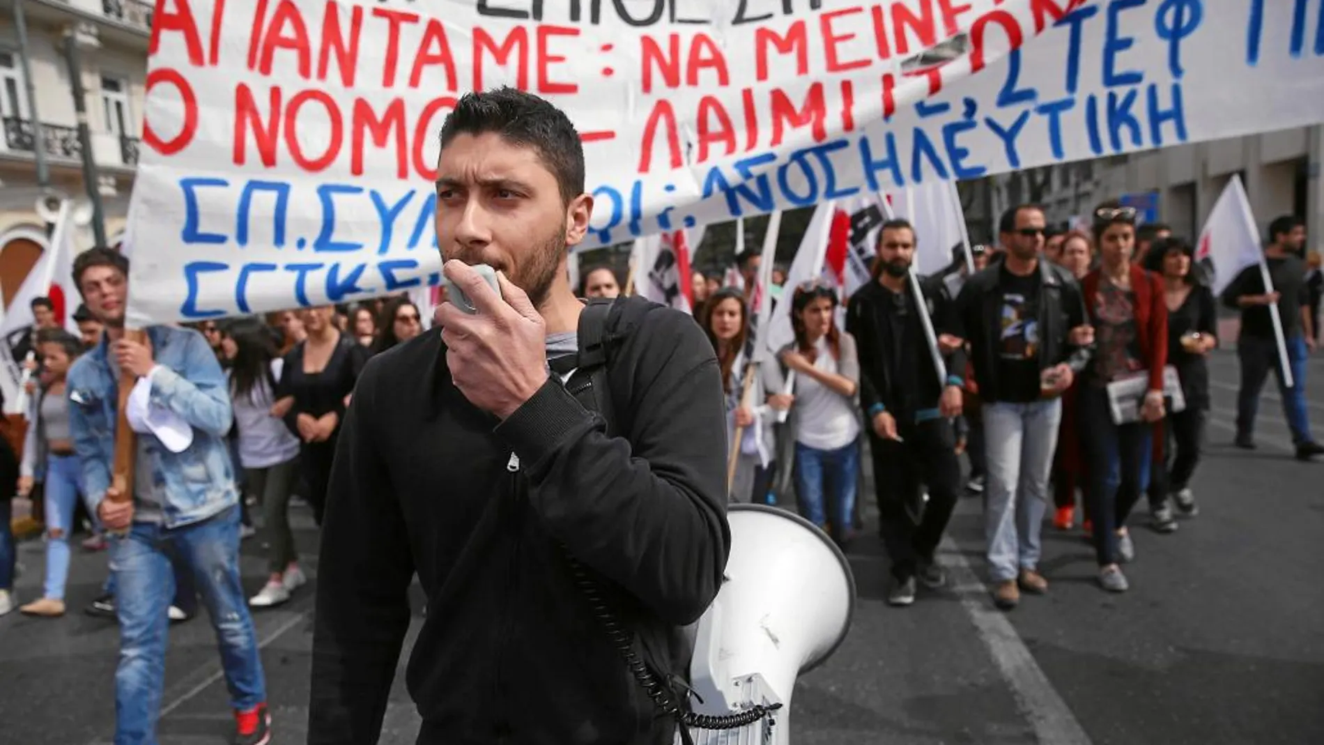 Manifestantes contrarios a los ajustes fiscales y de las pensiones se congregaron ayer frente a la ateniense plaza Sintagma