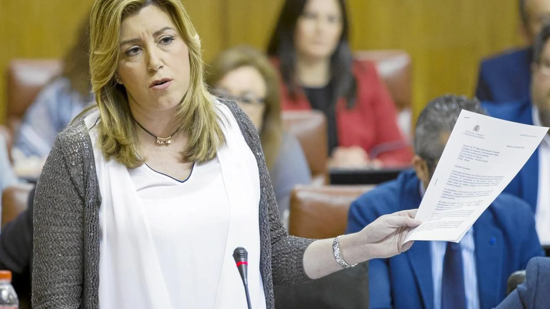 La presidenta de la Junta, la socialista Susana Díaz, ayer en la sesión de control al Gobierno del Parlamento