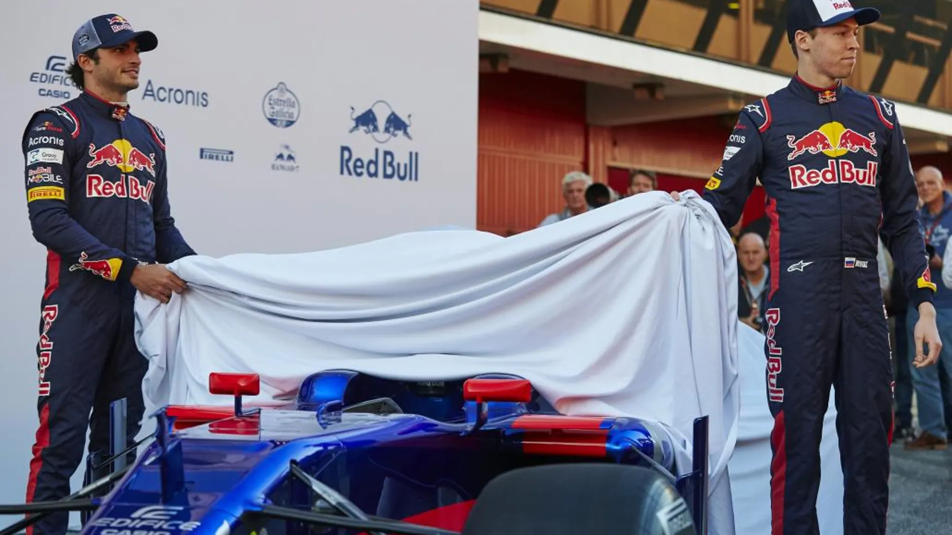 El piloto español Carlos Sáinz y el ruso Daniil Kvyat, durante la presentación de "STR12"