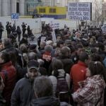 Gran número de personas concentradas frente al Congreso de los Diputados, donde esta tarde se debatía la iniciativa popular.