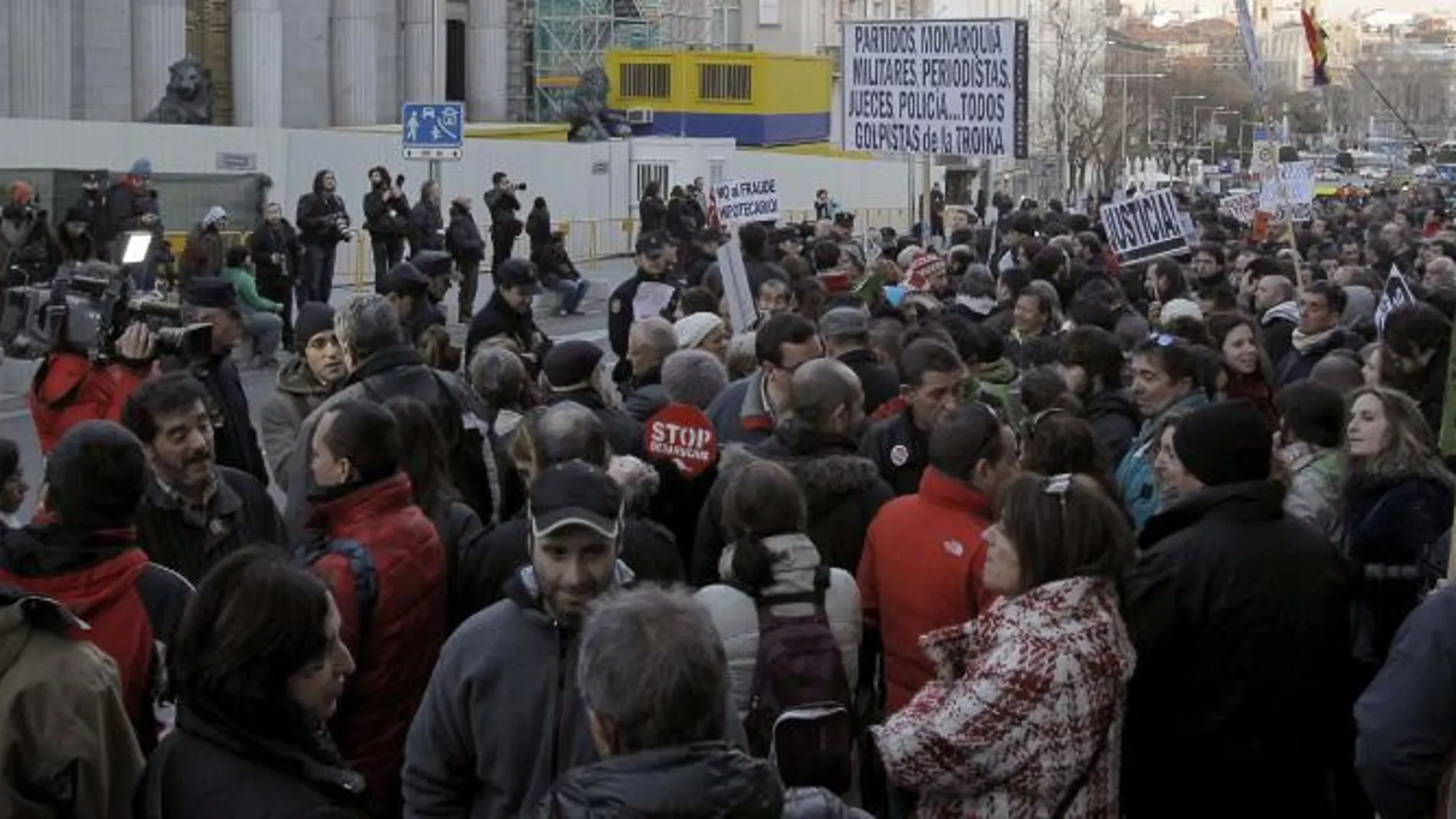 Gran número de personas concentradas frente al Congreso de los Diputados, donde esta tarde se debatía la iniciativa popular.