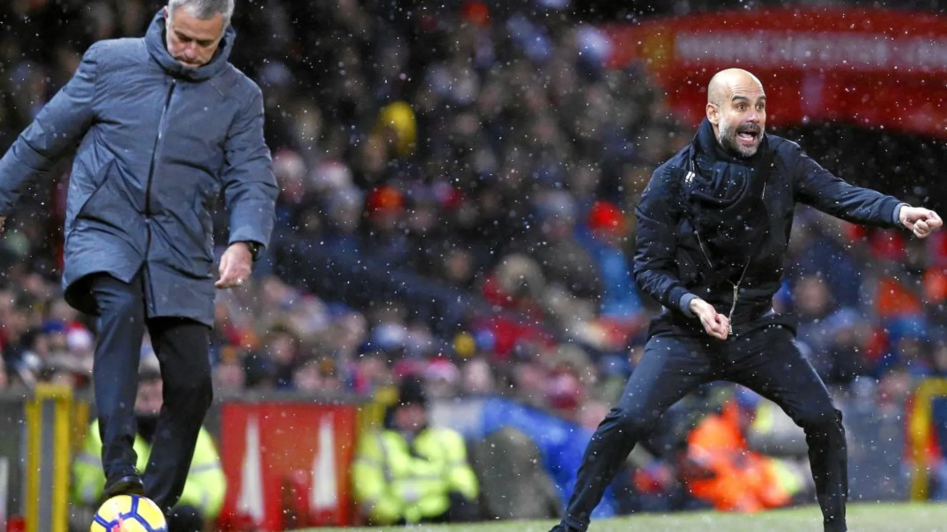 Mourinho controla el balón mientras Pep Guardiola da indicaciones