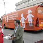El autobús de Hazte Oír, junto al presidente de la ONG, Ignacio Arsuaga