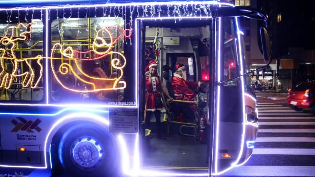 Un conductor vestido de Papá Noel conduce un autobús de la alcaldía de Sao Paulo decorado con luces de Navidad el pasado lunes