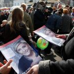 Simpatizantes de Marine Le Pen repartiendo propaganda