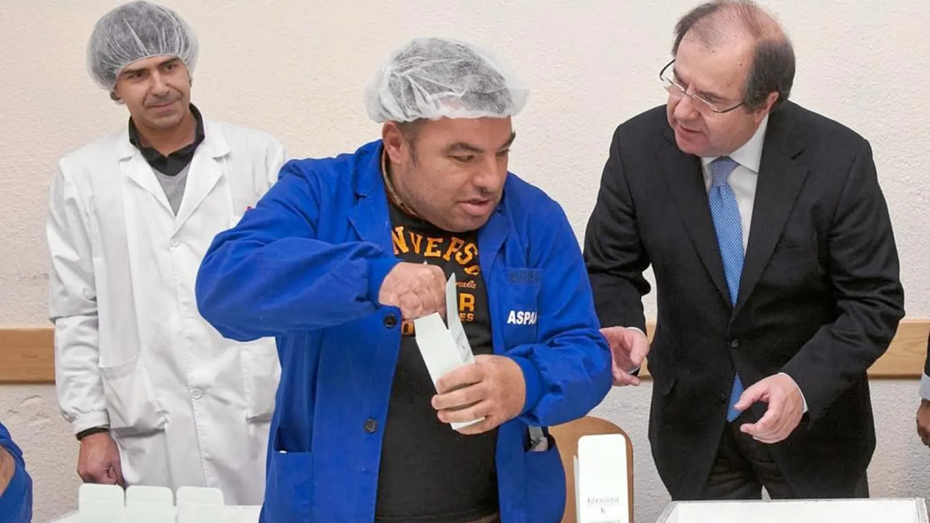 El presidente Herrera durante una visita al Centro de Especial de Empleo de Aspanias en Quintanadueñas (Burgos)