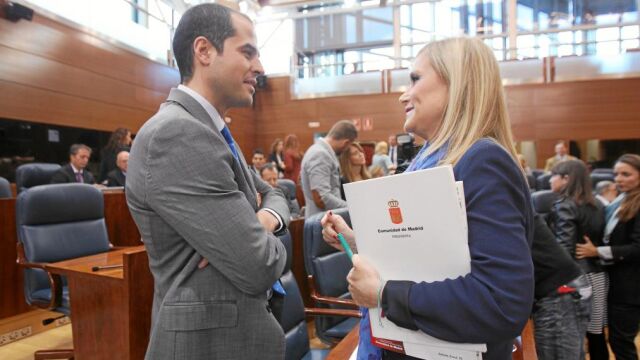La presidenta de la Comunidad de Madrid, Cristina Cifuentes, y el portavoz de Ciudadanos, Ignacio Aguado