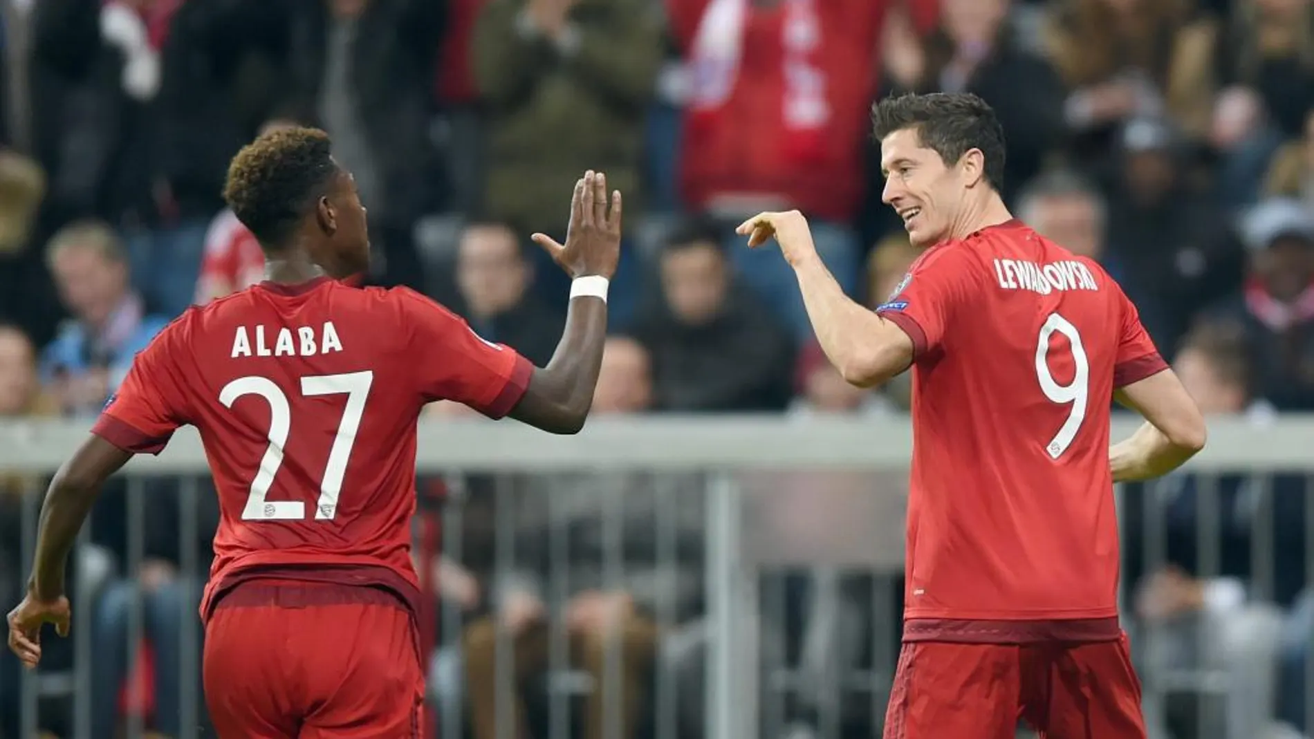 Robert Lewandowski (d) celebra con David Alaba del Bayern Munich tras su anotación ante el Dinamo Zagreb