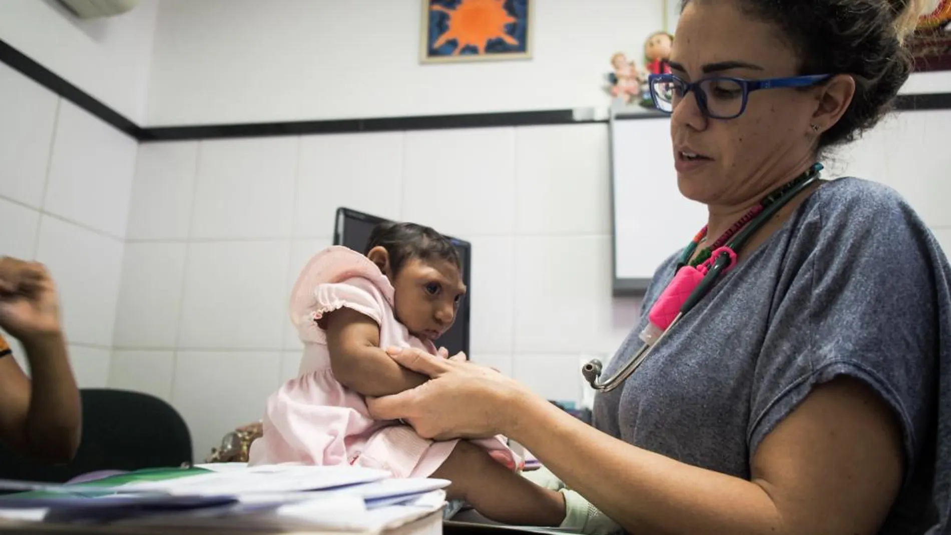 La doctora Danielle Cavalcanti trabaja en dos maternidades de Recife , donde atiende a bebés con microcefalia como el de la fotografía