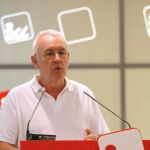 El coordinador federal de IU, Cayo Lara, tras un encuentro con alcaldes y concejales de la formación.