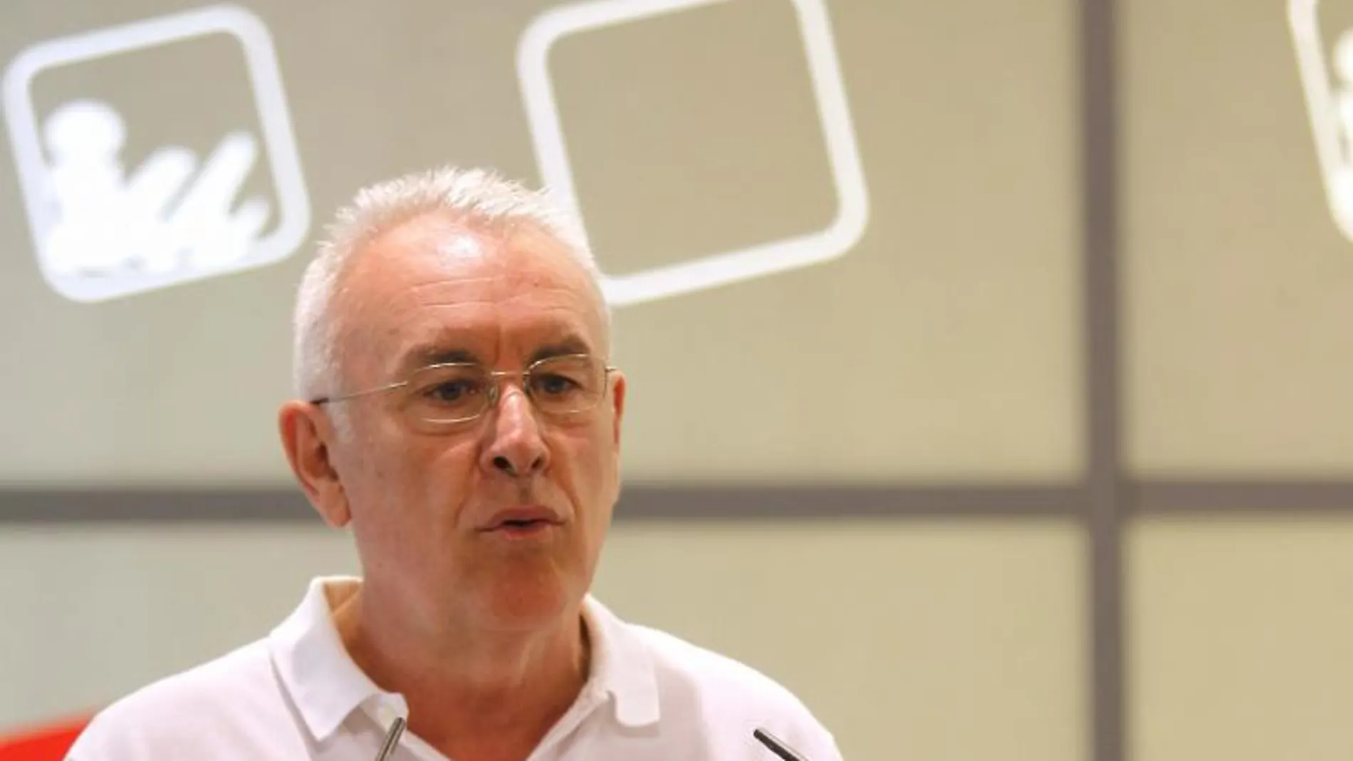 El coordinador federal de IU, Cayo Lara, tras un encuentro con alcaldes y concejales de la formación.