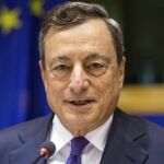 El presidente del BCE, Mario Draghi, asiste a la Comisión de Asuntos Económicos del Parlamento Europeo, en Bruselas.
