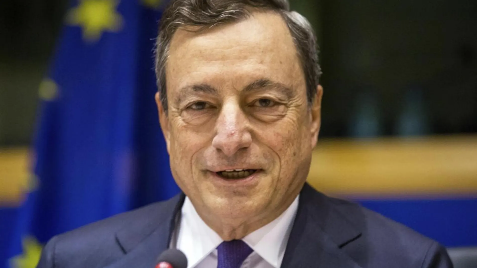 El presidente del BCE, Mario Draghi, asiste a la Comisión de Asuntos Económicos del Parlamento Europeo, en Bruselas.