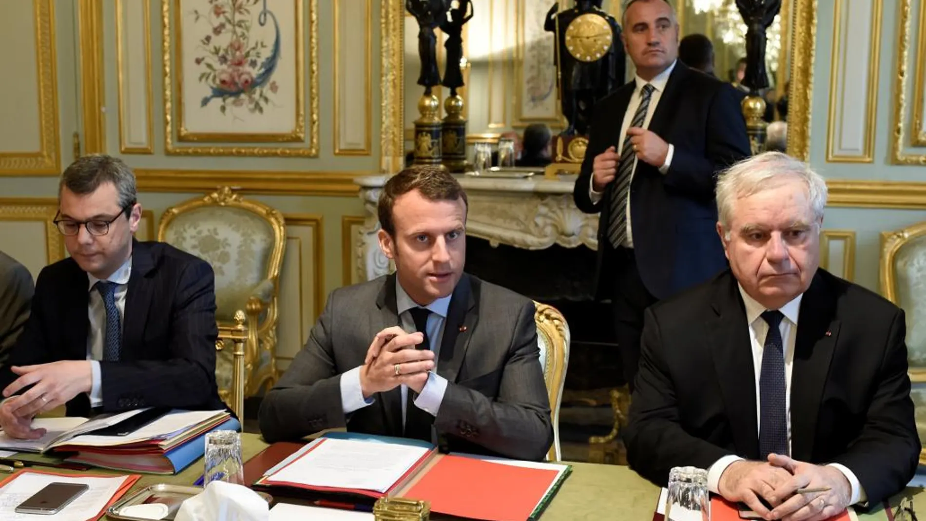 El presidente francés,Emmanuel Macron (C), junto a su secretario general en el Elíseo Alexis Kohler y el almirante Bernard Rogel en el Consejo de Defensaas