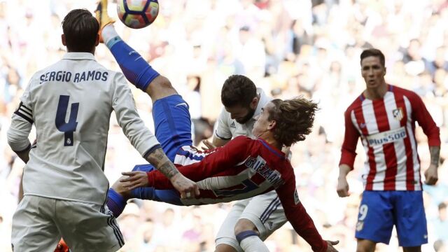 El delantero francés del Atlético de Madrid, Antoine Griezmann intenta un remate de chihlena