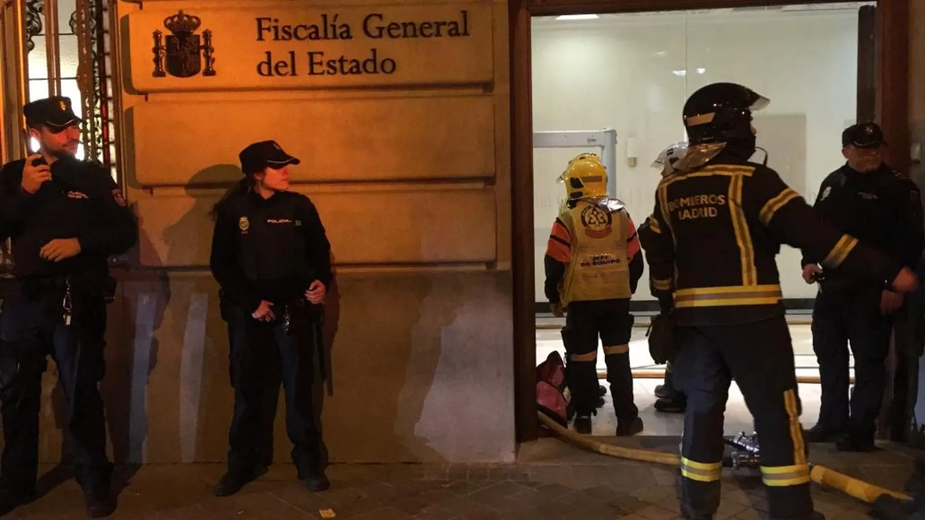 Los bomberos en la sede la Fiscalía