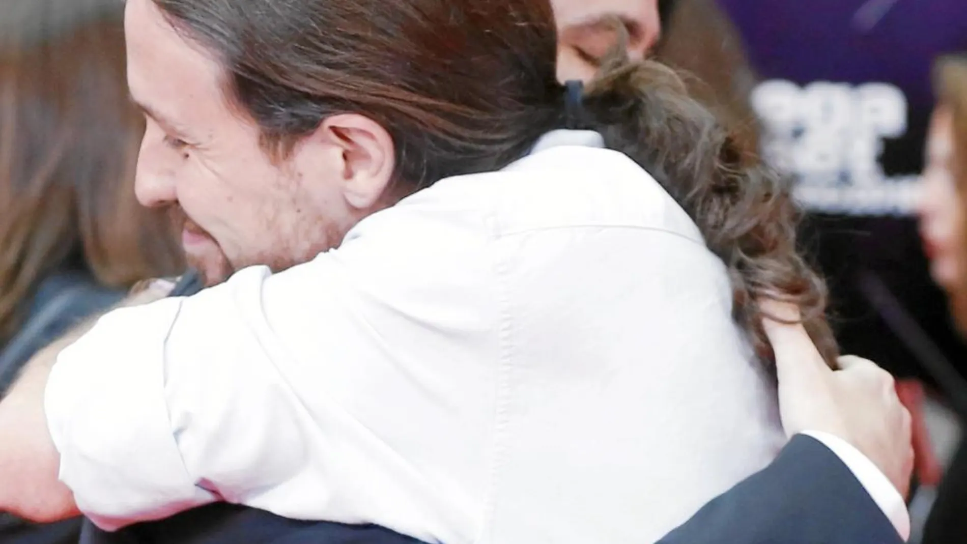 Garzón e Iglesias se abrazan ayer en Madrid en el acto del 40 aniversario de «El País»