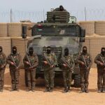 Soldados tunecinos posan junto al muro cerca de Ben Guerdane, al este de Siria, cerca de la frontera con Libia.