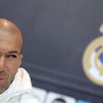 El entrenador del Real Madrid, Zinedine Zidane, hoy durante la rueda de prensa posterior al entrenamiento de su equipo en la Ciudad Deportiva de Valdebebas.