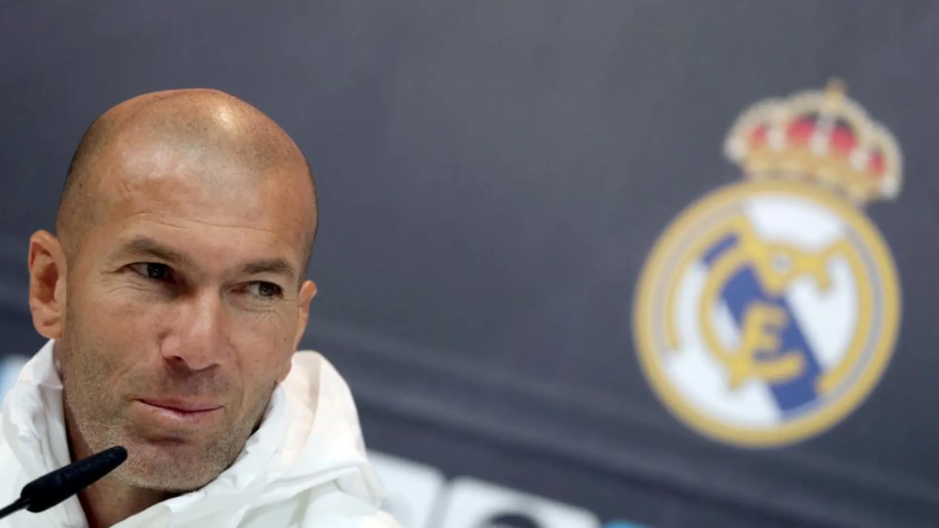 El entrenador del Real Madrid, Zinedine Zidane, hoy durante la rueda de prensa posterior al entrenamiento de su equipo en la Ciudad Deportiva de Valdebebas.