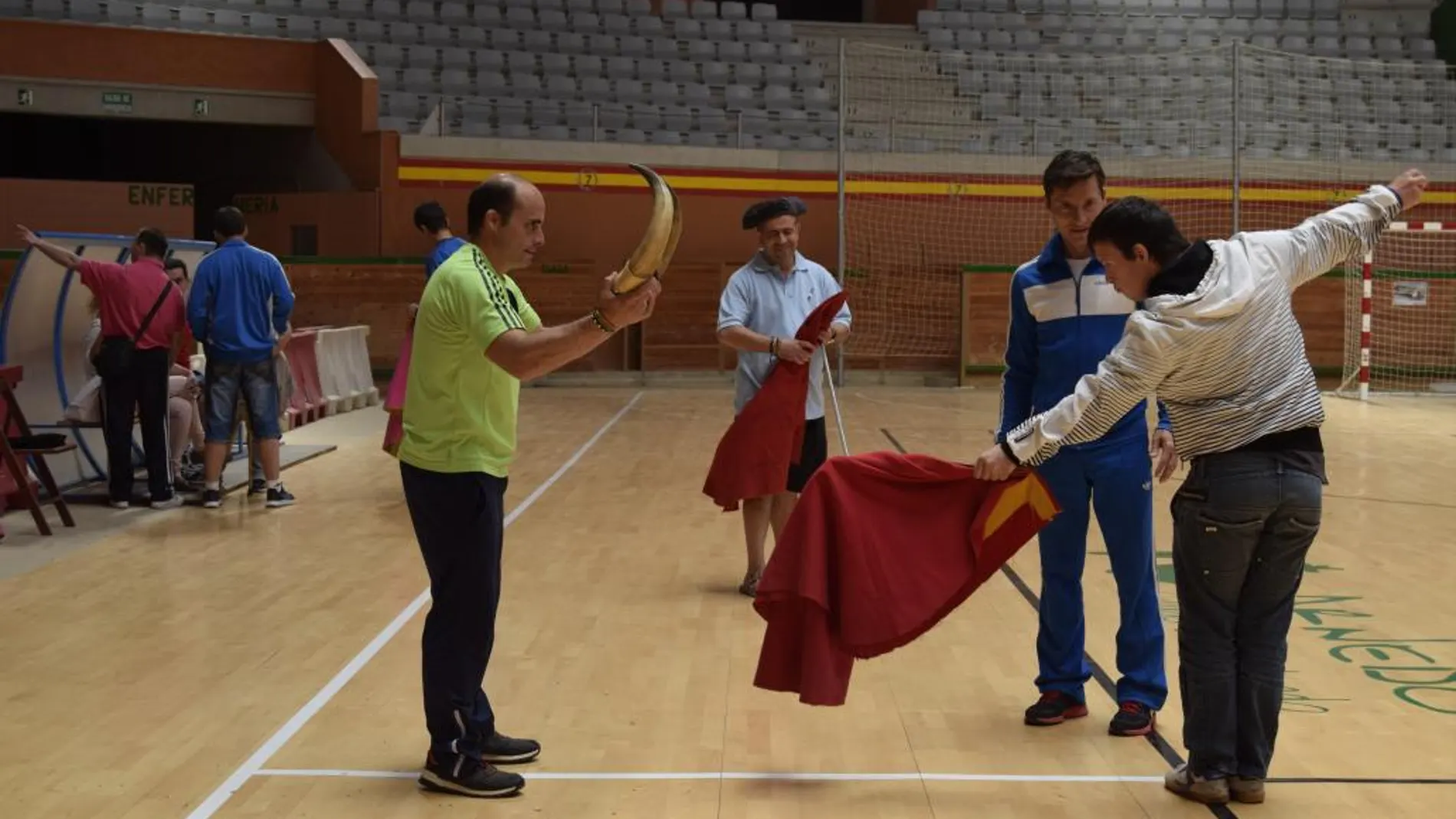 Diego Urdiales comparte con personas discapacitadas una jornada de entrenamiento