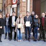 Miembros de Izquierda Unida, en la puerta del edificio Laredo antes de presentar las enmiendas