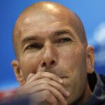 El entrenador del Real Madrid, el francés Zinedine Zidane, durante la rueda de prensa posterior al entrenamiento realizado hoy en la ciudad deportiva de Valdebebas