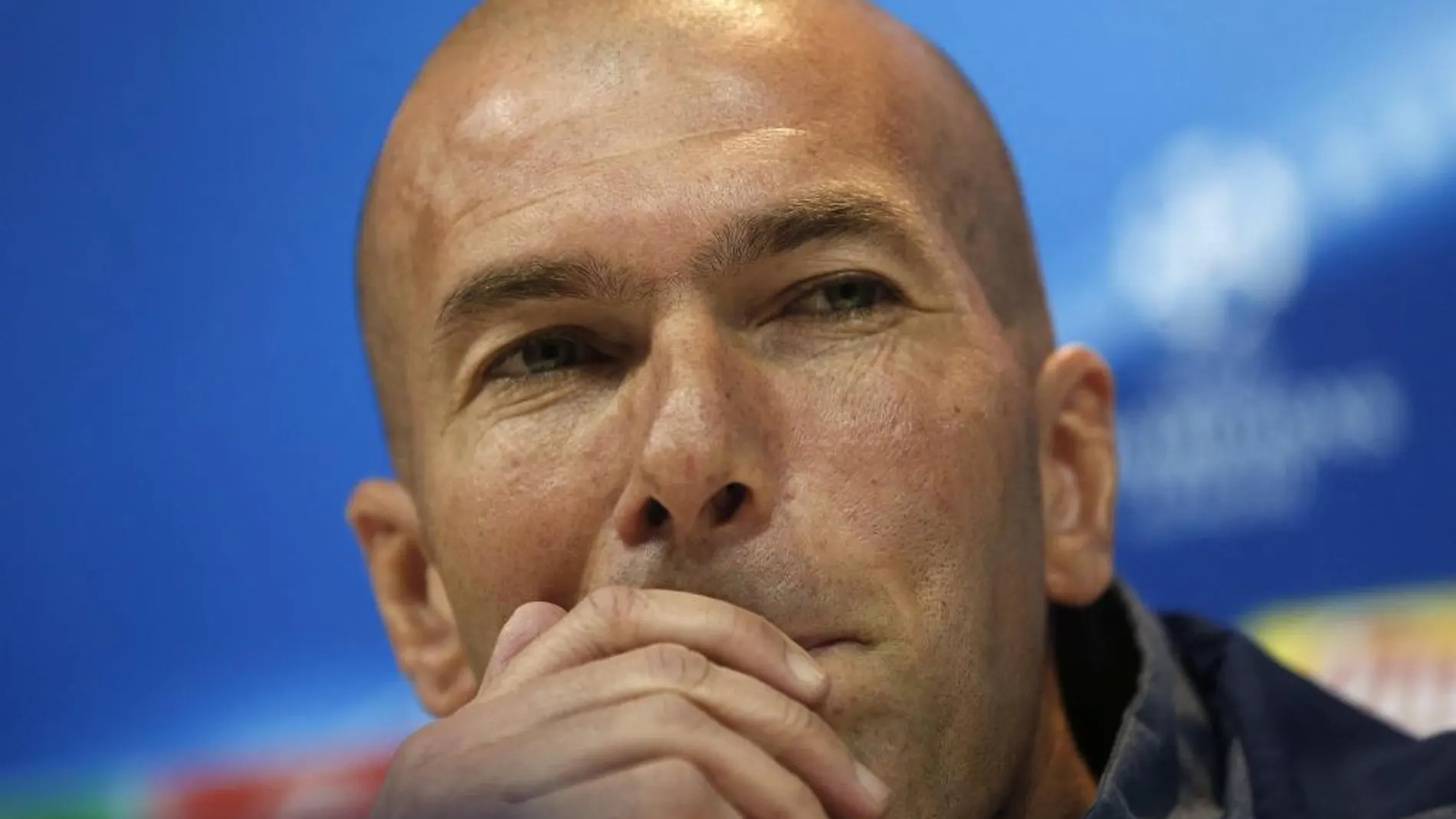 El entrenador del Real Madrid, el francés Zinedine Zidane, durante la rueda de prensa posterior al entrenamiento realizado hoy en la ciudad deportiva de Valdebebas