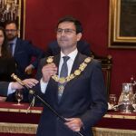 Francisco Cuenca, con el collar y el bastón de mando tras ser elegido nuevo alcalde de Granada