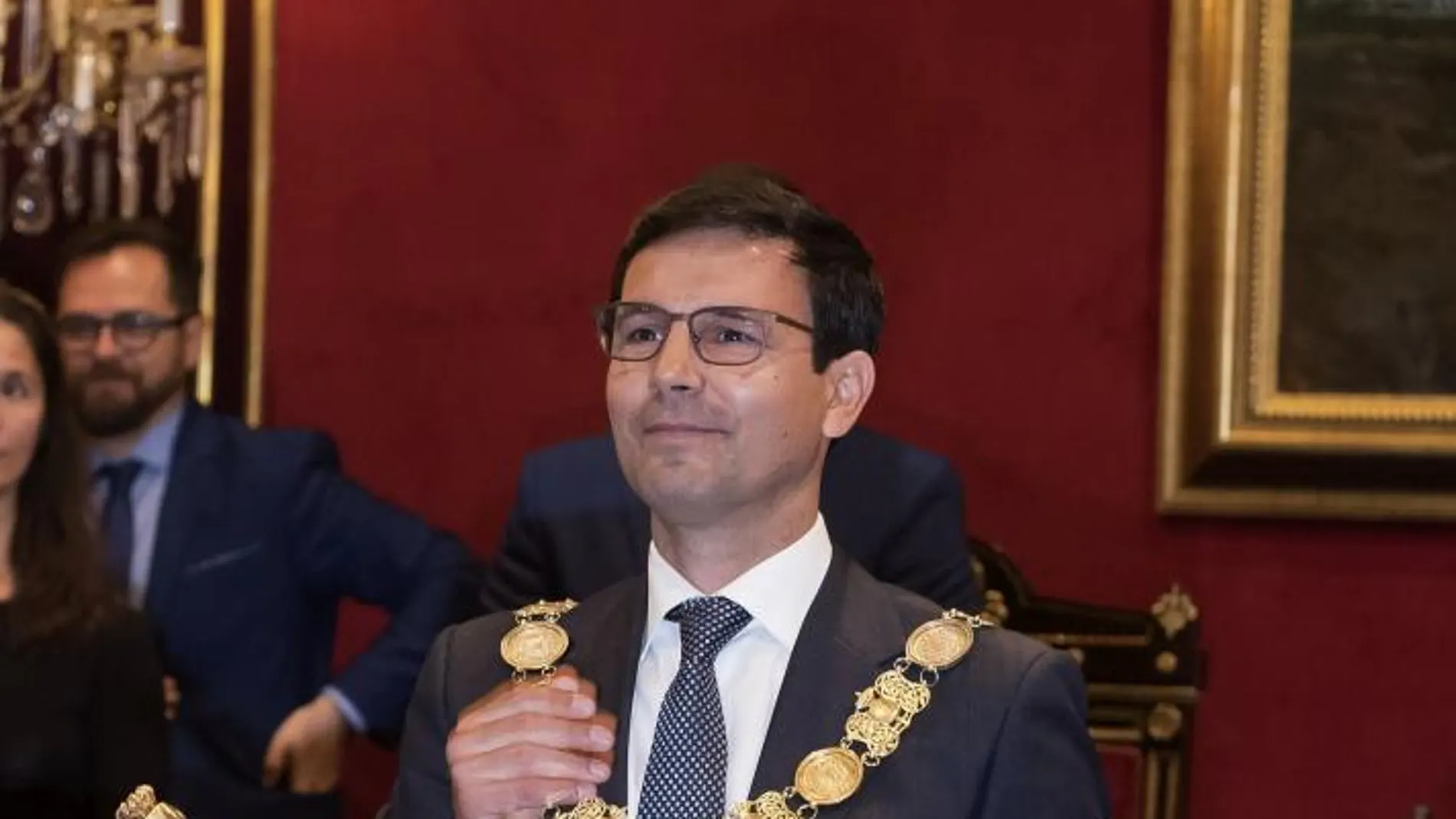 Francisco Cuenca, con el collar y el bastón de mando tras ser elegido nuevo alcalde de Granada