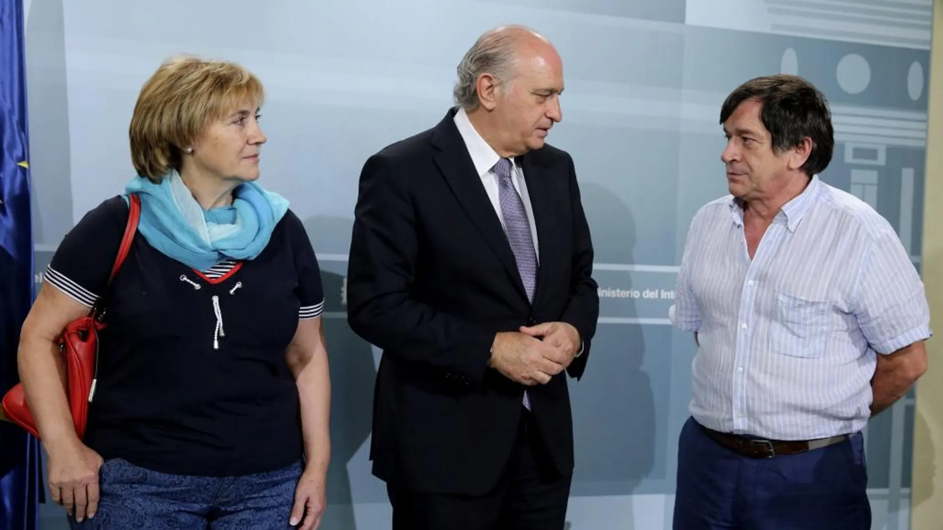 El ministro del Interior Jorge Fernández Díaz con Manuel Blanco y Olga Puig, los padres de la joven Eva Blanco