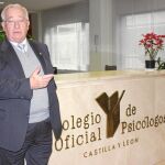 El presidente del Colegio Oficial de Psicólogos de Castilla y León, Eduardo Montes, en la sede de esta institución, en Valladolid