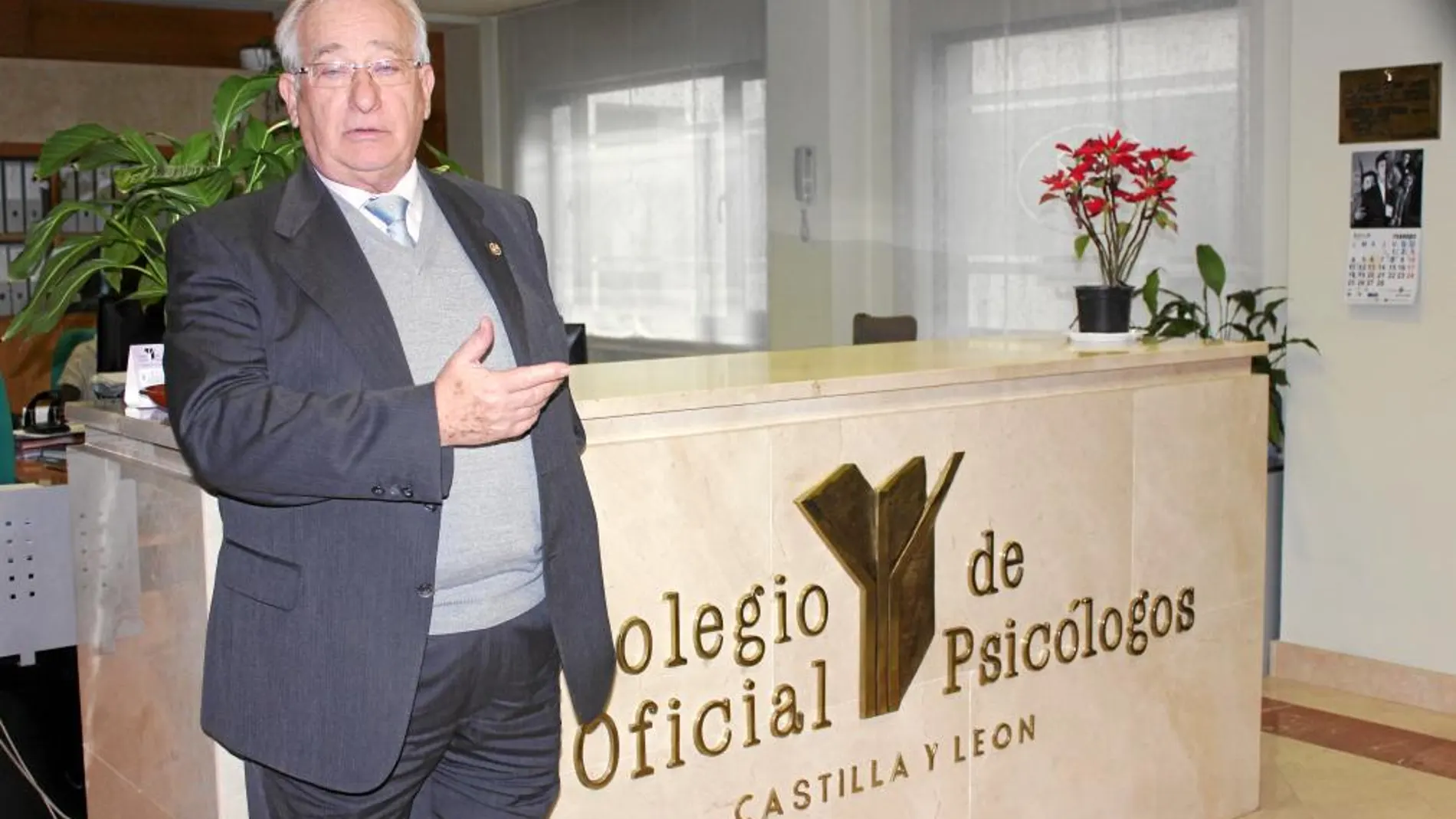 El presidente del Colegio Oficial de Psicólogos de Castilla y León, Eduardo Montes, en la sede de esta institución, en Valladolid