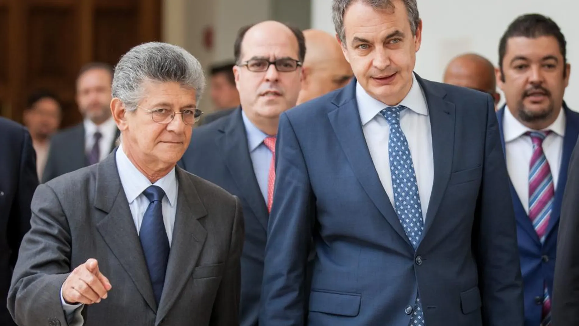 El expresamente de España Jose Luis Zapatero (d) sale de una reunión, acompañado del presidente de la Asamblea Nacional de Venezuela, Henry Ramos Allup (i) el pasado jueves 19 de mayo del 2016, en Caracas (Venezuela).