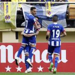 El jugador de Deportivo Lucas celebra con sus compañeros el segundo gol de su equipo frente al Villarreal