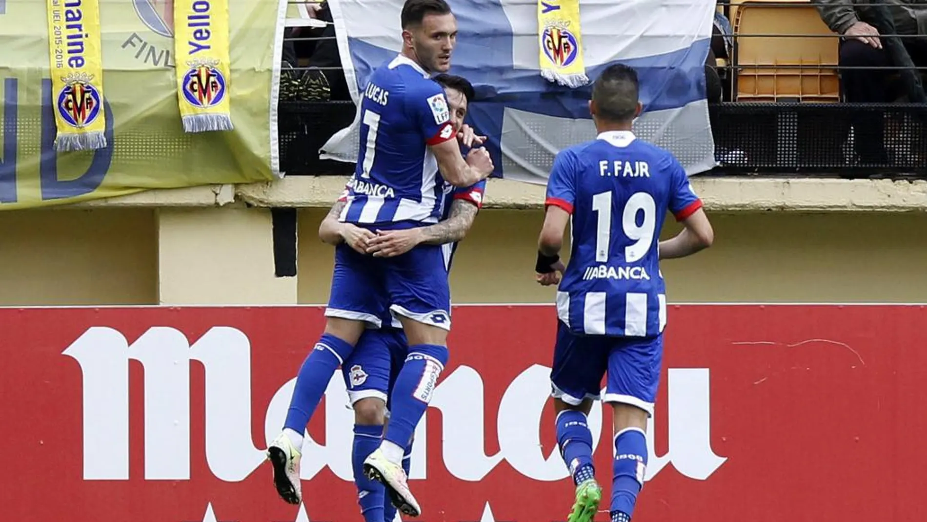 El jugador de Deportivo Lucas celebra con sus compañeros el segundo gol de su equipo frente al Villarreal