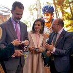 El presidente de la Comunidad, Pedro Antonio Sánchez, entrega a los Reyes de España la Cruz de Caravaca en la visita que han realizado al estand de la Región en FITUR.