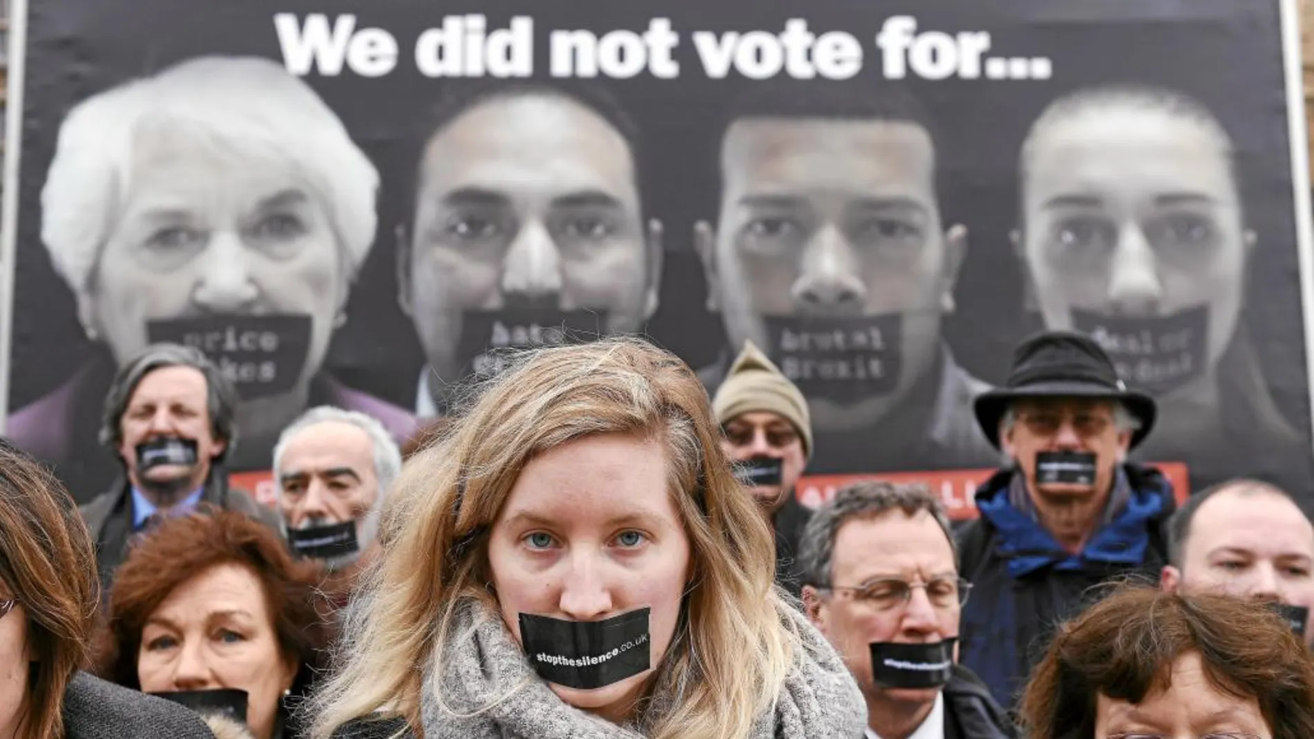 «Detened el silencio». Seguidores de una nueva campaña contra el Brexit se congregaron ayer frente al Parlamento británico