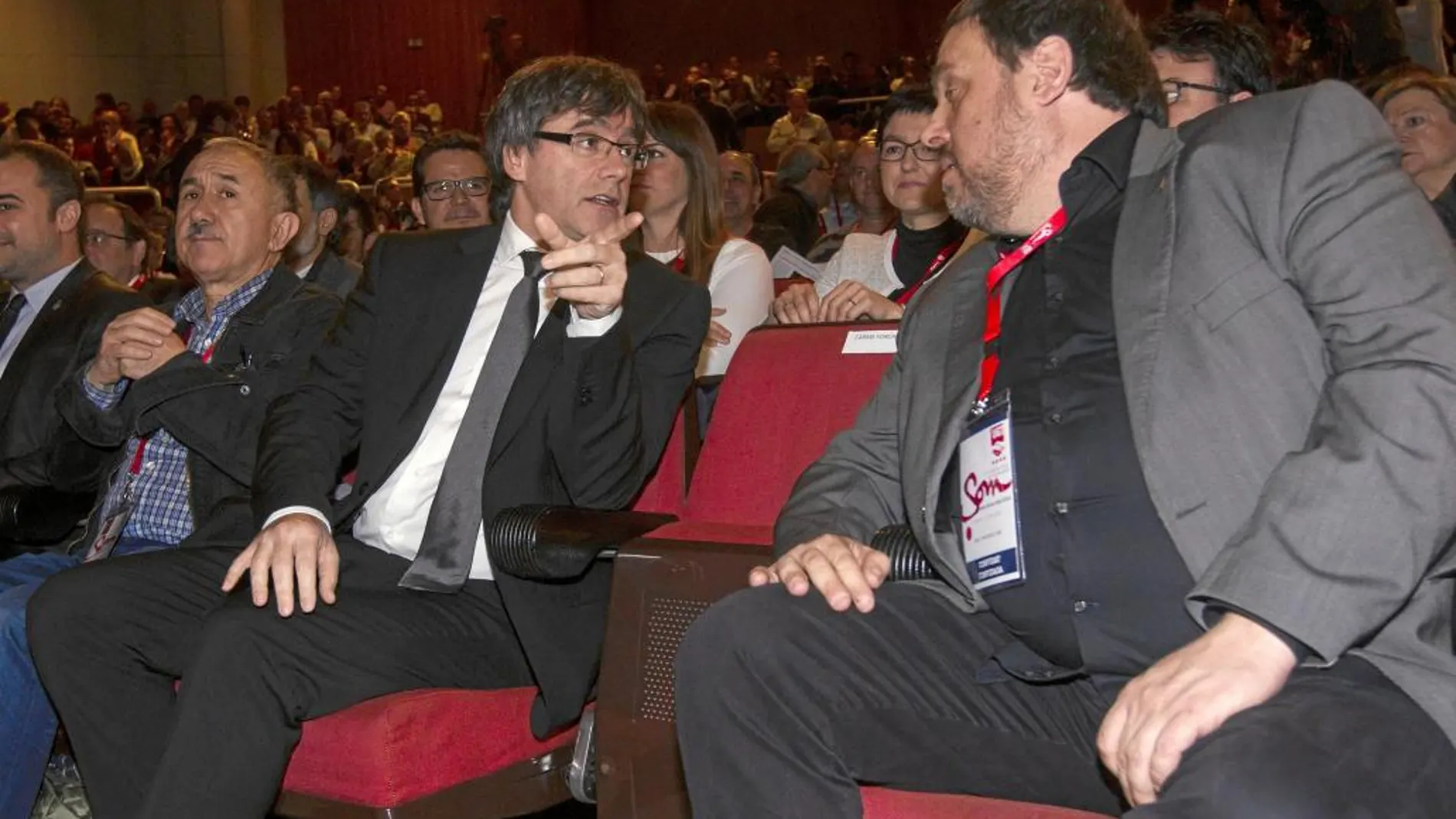El president de la Generalitat, Carles Puigdemont, y el conseller de Economía, Oriol Junqueras, en la clausura del congreso de UGT Cataluña