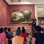 Alumnos de un colegio atienden la explicación de la guía sobre la obra expuesta en una de las salas del Mubam