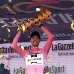 Tom Dumoulin celebrando el triunfo del Giro de Italia