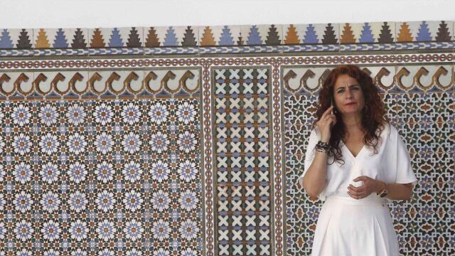 La consejera de Hacienda, María Jesús Montero, en los pasillos del Parlamento andaluz