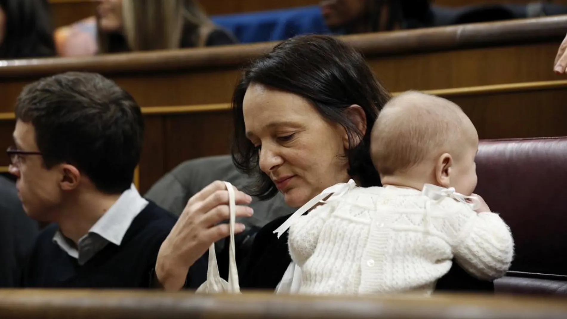 Carolina Bescansa, con su bebé, en su escaño del Congreso.