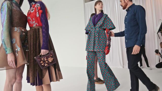 El diseñador en el "backstage"del desfile