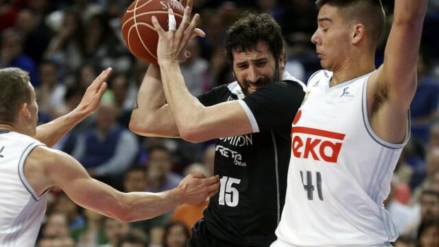 El pivot del Real Madrid Willy Hernangómez (d) defiende al alero del Dominion Bilbao Alex Mumbrú